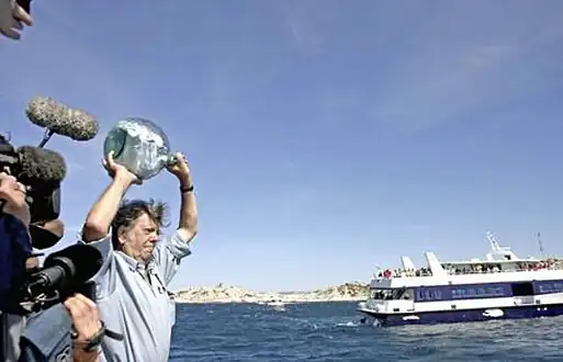 Marseille, le 5 juin 2005 : Jacques Amalric, alors journaliste à Libération, lance à la mer une bouteille contenant 150&nbsp;messages de solidarité écrits par des célébrités et des anonymes afin de manifester son soutien à la journaliste Florence Aubenas et à son fixeur irakien Hussein Hanoun al-Saadi, pris en otage depuis 150&nbsp;jours en Irak.