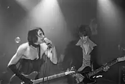 Le chanteur Denis Bortek et Christophe Kbye, membres de Jad Wio lors d'un concert à Rennes