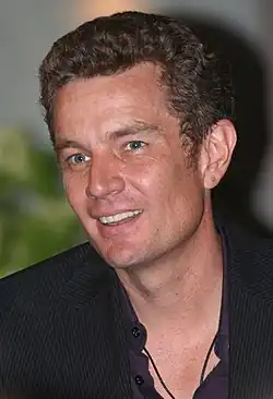 James Marsters interprète Victor Stein.