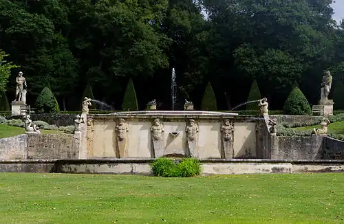 Atlantes soutenant une table d'eau dans le jardin d'Albertas à Bouc-Bel-Air.