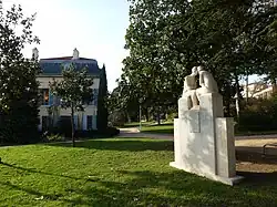 Au fond, le pavillon et le monument à Xavier Privas.