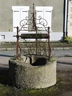 Le puits de la place du Marché.