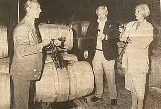 Jean-Paul Jauffret avec M. et Mme McEnroe dans les chais du château Belgrave (Médoc) - Mai 1985)