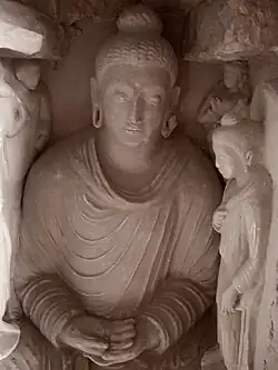 Petite chapelle à la figure de Buddha. Site de Jaulian. Taxila Ve&nbsp;siècle EC. Reproduction en plâtre (musée de Taxila) de l'original en stuc