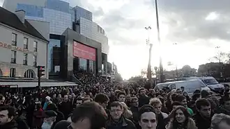 Manifestants devant l'Opéra Bastille.