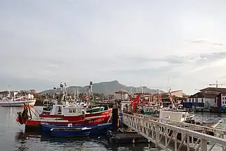 Le port, sur fond de La Rhune.