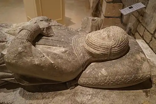 Photo en gros plan de la tête d'un gisant en pierre datant du moyen-âge.