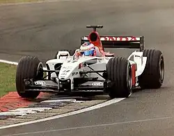 Photo vu de devant d'une monoplace blanche en piste