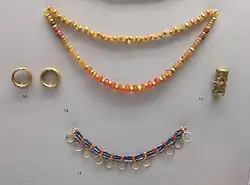 Joaillerie en or, lapis-lazuli, cornaline, tombe PG 1054.