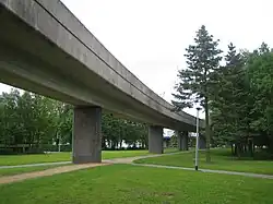 Vue de proximité du viaduc, presque en dessous de ce dernier.