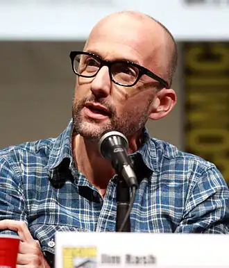 Jim Rash dans le rôle du doyen Craig Pelton
