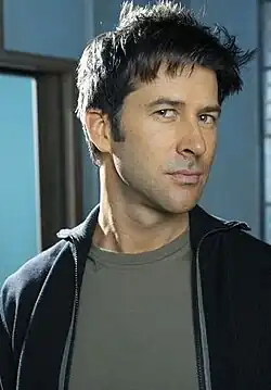 Joe Flanigan interprète le colonel Sam Synn.