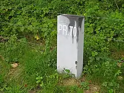 Borne indiquant 70 kilomètres déjà parcourus depuis Givet.