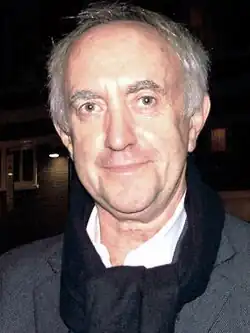 Jonathan Pryce interprète Le Grand Moineau.
