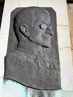 Médaillon représentant l'abbé Joseph Bordes (1945) sur plaque de bronze apposée sur un mur extérieur de l'église de la Madeleine de Mont-de-Marsan, œuvre de Cel le Gaucher.