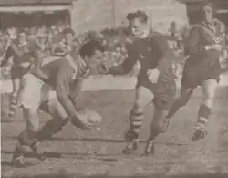 Photo de Joseph Crespo tenant le ballon face à un Australien.