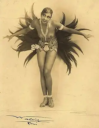 Joséphine Baker en costume burlesque dans La Revue des Revues en 1927.