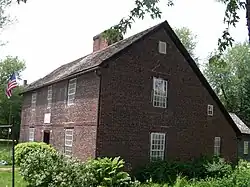 Josiah Day House (en), construite en briques vers 1745 à West Springfield (Massachusetts).
