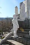 Statue de l'écolier installée en haut des marches.