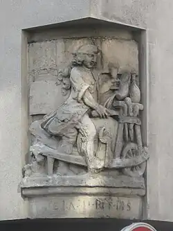 Réplique d'une enseigne du XVIIIe siècle à l'angle de la rue de Fourcy. L'original, conservé au musée Carnavalet, se trouvait sur un bâtiment maintenant démoli, au croisement des rues de l'Hôtel-de-Ville et des Nonnains-d'Hyères.