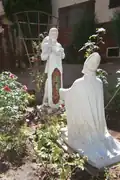 Statue en face de l'église Sainte-Thérèse-d'Avila à Los Angeles (États-Unis).