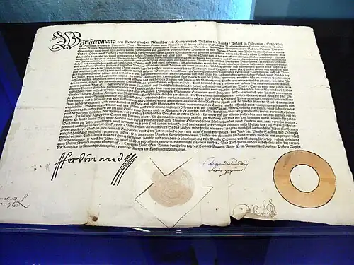 Document où l'empereur Ferdinand&nbsp;Ier ordonne aux Juifs (hommes, femmes, enfants) de porter une rouelle jaune comme marque distinctive sur leurs vêtements, 1er août 1551.