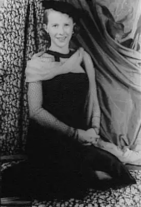 Julie Harris dans le rôle de :Sally Bowles&nbsp;(en) dans la pièce.