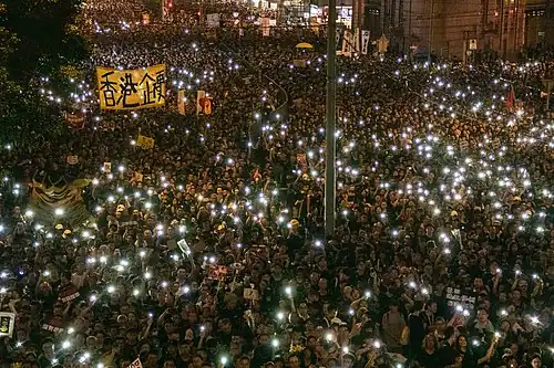 La manifestation continue après le coucher du soleil à Wan-Chai, près du chemin Johnston