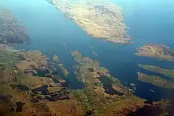 Photographie aérienne montrant, au fond, l'île de Jura ; à droite, celle de Scarba ; entre les deux, le détroit de Corryvreckan