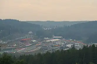 Vue arrière des stands (construits sur piliers), depuis les hauteurs (2013).