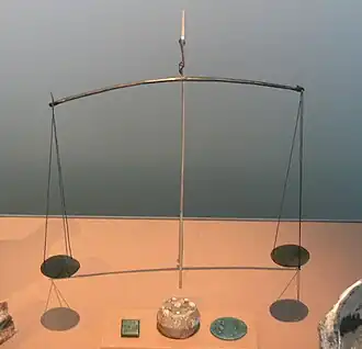 Reconstitution d'une balance romaine utilisant des fragments de l'originale, issue du fort d'Oberstimm.