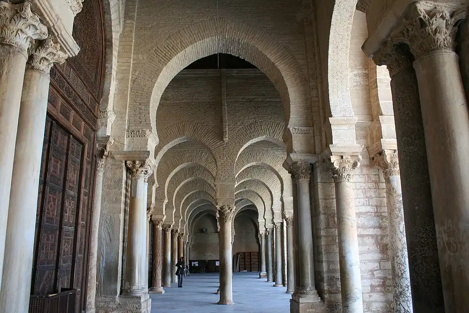 Arcs outrepassés brisés de l'une des galeries de la grande mosquée de Kairouan.