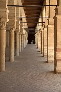 Vue d'une galerie bordant la cour de la grande mosquée de Kairouan (Tunisie.)