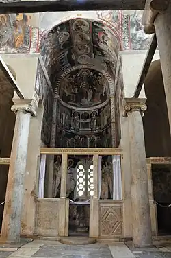 L'iconostase de marbre, la Sainte Table et les hagiographies dans la niche du sanctuaire. La Vierge Marie peut être vue intronisée avec les anges serviteurs, le Christ comme Souverain Sacrificateur, le Christ qui communique les Apôtres lors de la Dernière Cène et dans la dernière zone les Pères de l'Église.