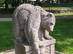 L'ours pêchant dans le parc de Kaivopuisto.