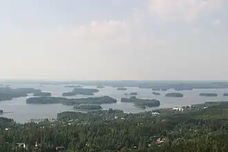 Les îles du lac Kalavesi vues de la tour.