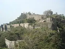 Le Fort de Kangra vu depuis le musée de Sansar Chand