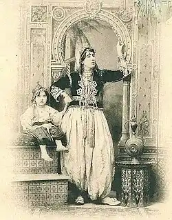 Femme en karakou et seroual mdouer, ensemble appelé qwiyet du XIXe&nbsp;siècle.
