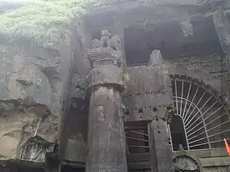 Sommet de la colonne à l'entrée du Chaitya principal.