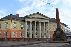 Façade du palais avec la colonne de la Constitution au milieu de la Rondellplatz