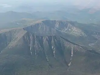 Vue aérienne du mont Katahdin depuis une altitude de 3 000 mètres.