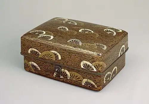Coffret à décor de roues plongées dans l'eau, XIIe&nbsp;siècle. Bois laqué noir maki-e, laque dorée et nacre 22,4&nbsp;×&nbsp;13,3&nbsp;cm, musée national de Tokyo.