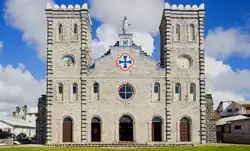Photographie de face de la Cathédrale Notre-Dame-de-l'Assomption de Mata Utu construite avec une pierre blanche.