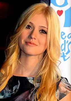Katherine McNamara interprète Julie Lawry