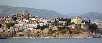 photographie couleurs : une ville sur une éminence au bord de la mer