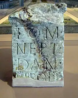 Stèle romaine retrouvée à l'extrémité Nord du pont romain traversant le Danube, dans les environs de Stepperg, en Bavière.