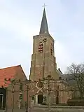 Église de la Nederlandse Hervormde Kerk (à l'avant-plan, des leilinden).