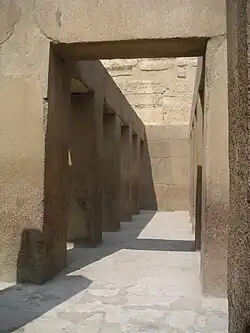 Piliers monolithiques du temple d'accueil.