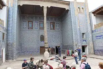 L'iwan de la Cour de Justice.