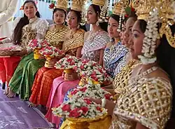 Jeunes femmes lors d'une célébration du Nouvel An cambodgien en Lithonia, Géorgie, États-Unis, 2010.